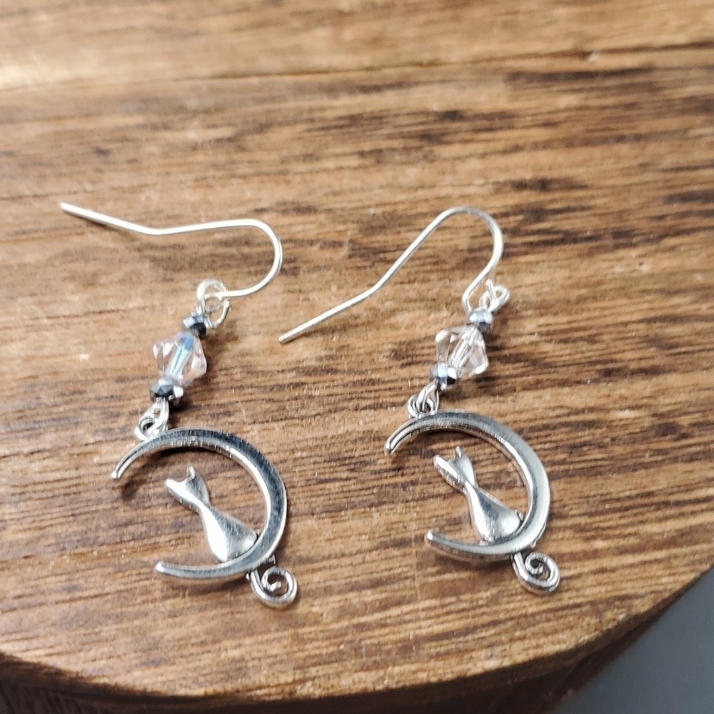 E2174‎ crescent moon cat earrings